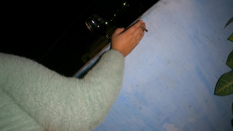 barbanegrazponto1onepov: Giovane bbw che fuma e scopa