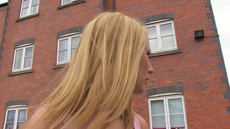 German amateur - 100% German hardcore videos: Milf bionda britannica fa pipì all'aperto