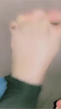 Transsexuală futându-se și lingând picioarele