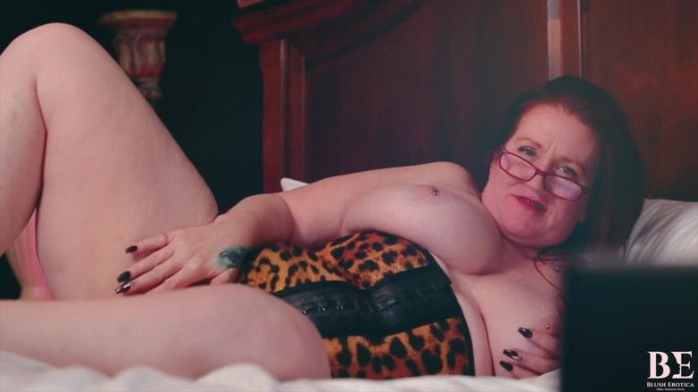 Blush erotica: Masturbare sexy cu bunică sexy Avalon Drake Blush Erotica