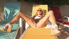 Aziani: Rachel stříká venku na židli na terase