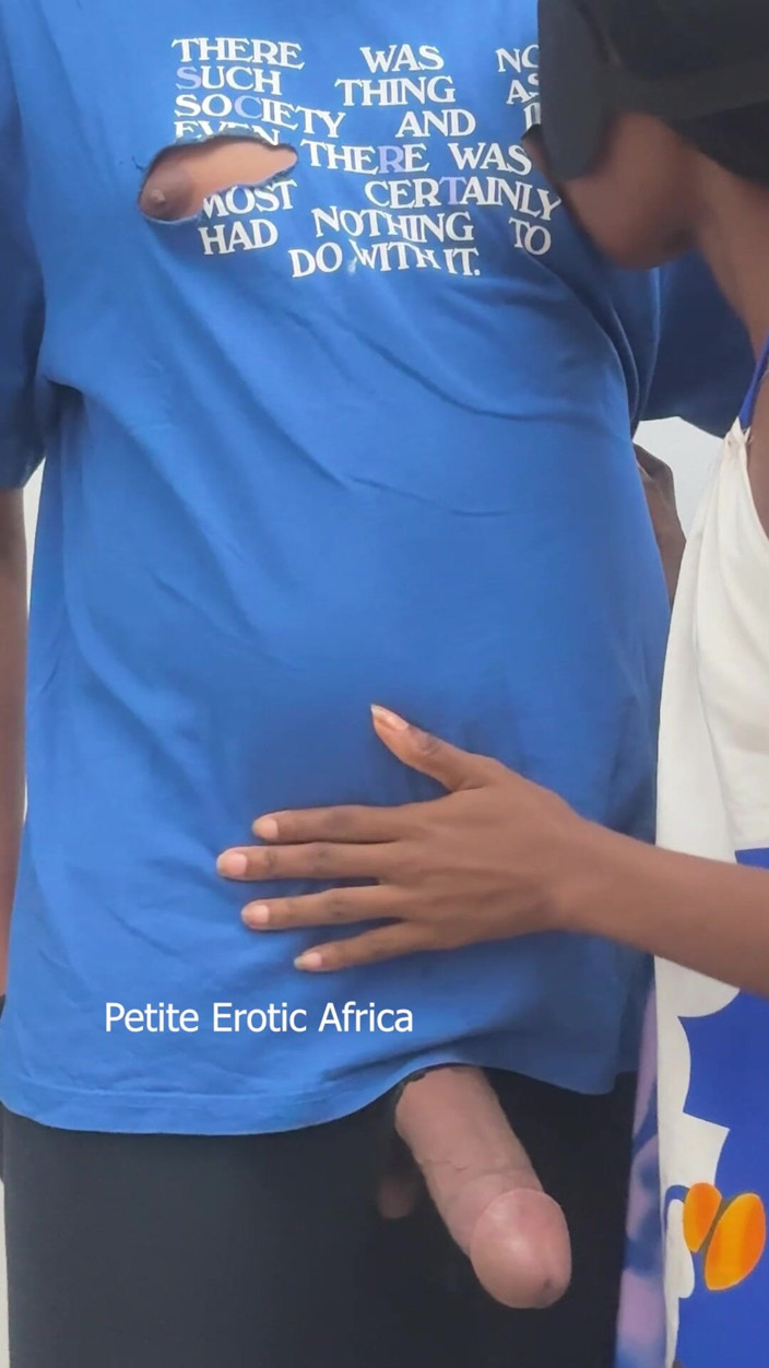 Petite Erotic Africa: Femeie slabă care penetrează din picioare