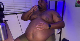 Blkhole420: Loção e chugging um pouco de leite bônus peso no...