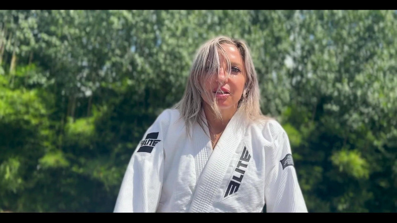 Lora Cross: Instructora de lucha hipnotizada, humillada y hecha para masturbarse