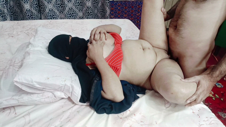IndianDesiBabhi: Ragazza Musulmana Indiana Con Tette Grandi Seduce E Scopa Duramente...