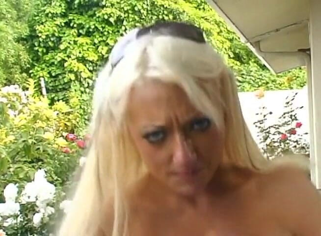 Best Pornstars: Caliente rubia milf disfruta en sexo anal al aire libre...