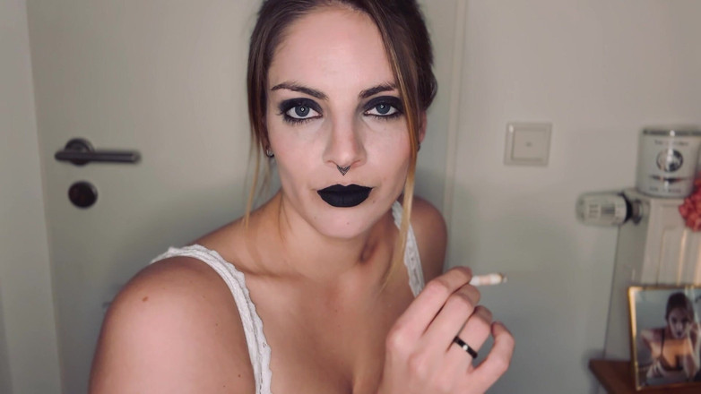 Naughty Natascha: Сексуальное курение Все В Белом