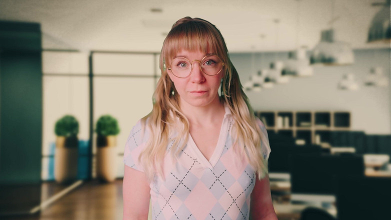 Jolie Lyon: Üvey babamın cezası olarak ofis sürtüğüyüm