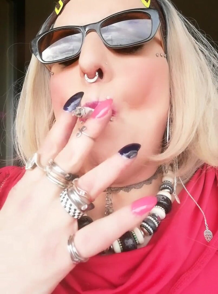 Stefanie Laveire: Stefanie la blonde fume 3