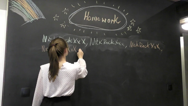 Beekeeper: A professora ficou furiosa e puniu a escola