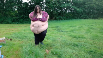 SSBBWLadyBrads: Grandota jugando con vientre al aire libre y caminando