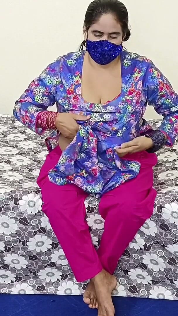 IndianHindiXxx: 대물 딜도로 자위하는 거유 인도 파키스탄 아줌마