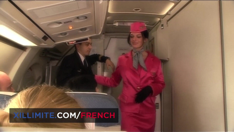 French girls at work: แอร์โฮสเตสฝึกเย็ดตูดกับผู้โดยสาร