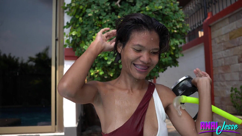 Jesse Thai: Gadis remaja Asia berenang dan snorkeling pakai butt plug kaca