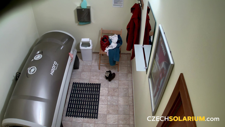 Czech Solarium: Czech Solarium 30: la mora dai capelli lunghi mette in mostra...