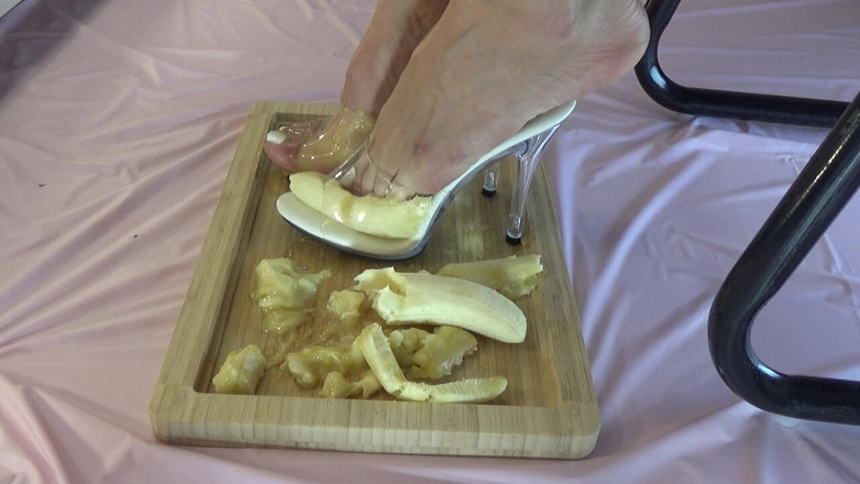 AnnaBUST: Schiaccia le banane con le mie belle gambe con i...