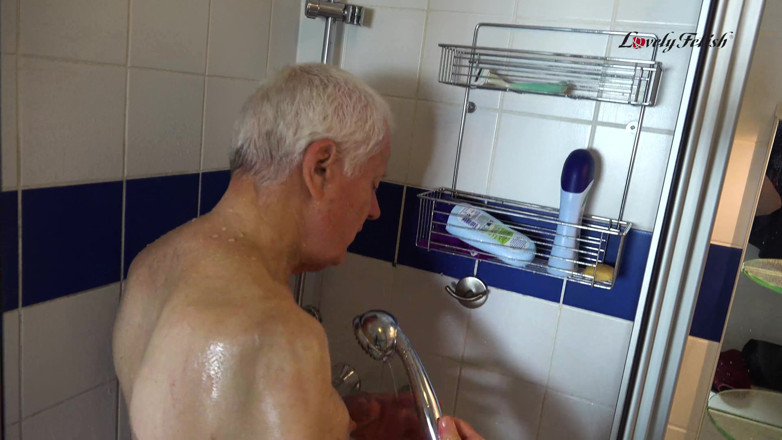 Lovely Male Fetish: Enviado para o chuveiro e raspado