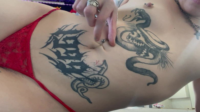 Glitterqueen1999: Goth Girl Fingers Her Belly Button and Plays with Navel...