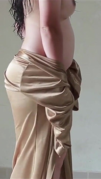 Gadis tobrut Indonesia dengan jubah satin seksi lagi asik