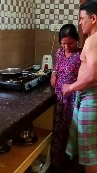 Monika Bhabhi sex incitant și spermă în gură cu cumnatul în timp ce face mâncare în bucătărie