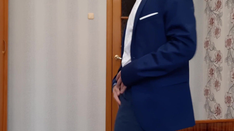 AlexRusFun: Facet masturbuje się swoim dużym kutasem w biurze