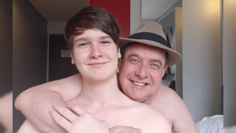 Carlos And Junior: Papai Exibindo O Corpo Gostoso