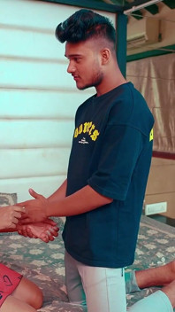 Indiancă desi Milky Bhabhi seduce de instalator boy pe pat