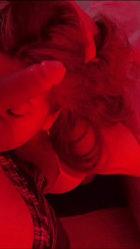 Geile Latina-milf in Rotlicht Spuckt Auf Schwanz, Lutscht Eier, Gibt Handjob Und Gesichtsbesamung