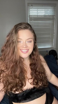Une MILF dominatrice en cuir sort son jeu de rôle avec un tapette