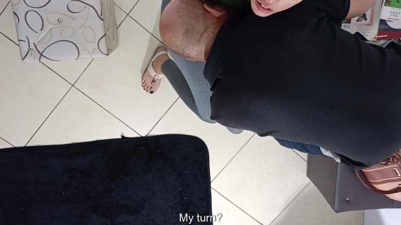 Victor SweetCoupleStories: Seks tak terduga di ruang tunggu sama orang asing.