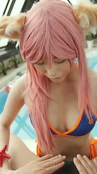 Une cosplayeuse trémousse ses hanches sauvagement en cowgirl 2-1