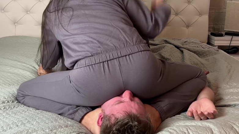 Mean Asian Wife: Agresiva sentada en la cara, dominación y lucha libre