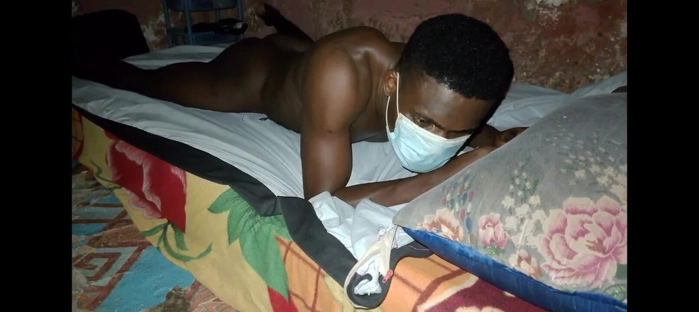 Masturbator emmy: 非洲黑人乱搞他的床