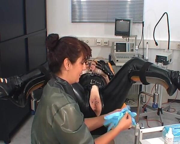 Rubber & Clinic Studio - 1ATOYS: Tvrdé injekce do fyziologického roztoku