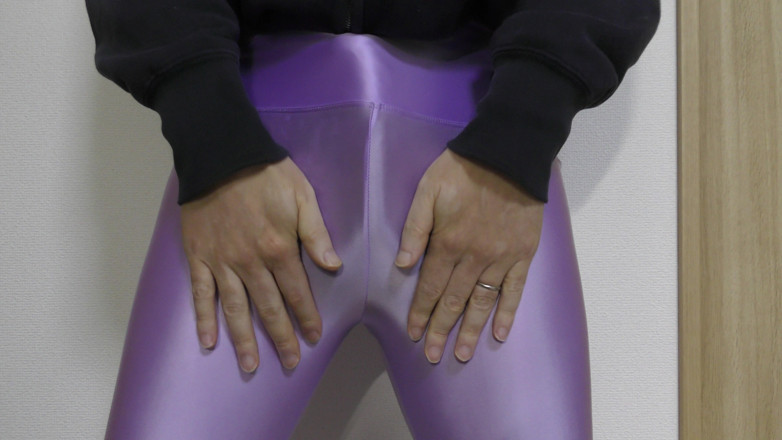 LovePantyBoy: Masturbare cu jambiere violet din satin