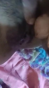 Hintli desi yengenin kayınbiraderi ile sikişirken sapık amcık sırasında üvey kız kardeşle yanlışlıkla penetrasyon