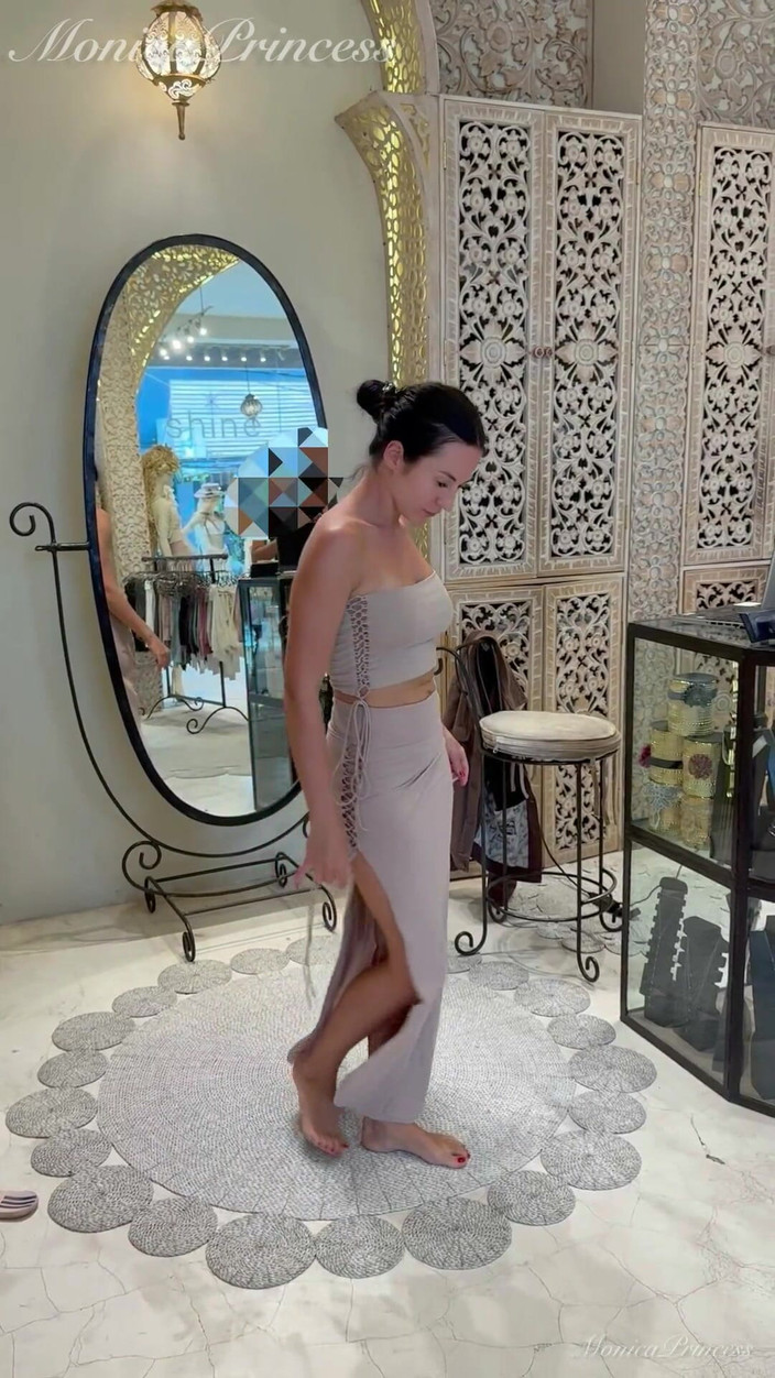 Princess Monica: Sexy balinesische Outfits in der Boutique anprobieren