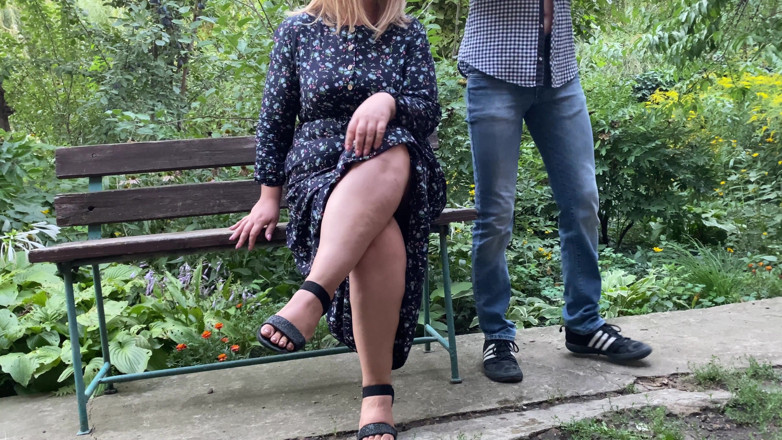 OurFetishLife: Ela segura seu pau enquanto ele faz xixi no parque