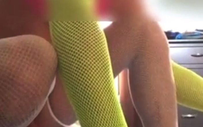 Orlandi480: Video crossdressing temprano y montando enormes consoladores