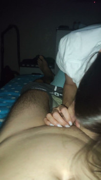 我的继妹把我叫醒，并开始吮吸我的小鸡巴。吮吸和呻吟