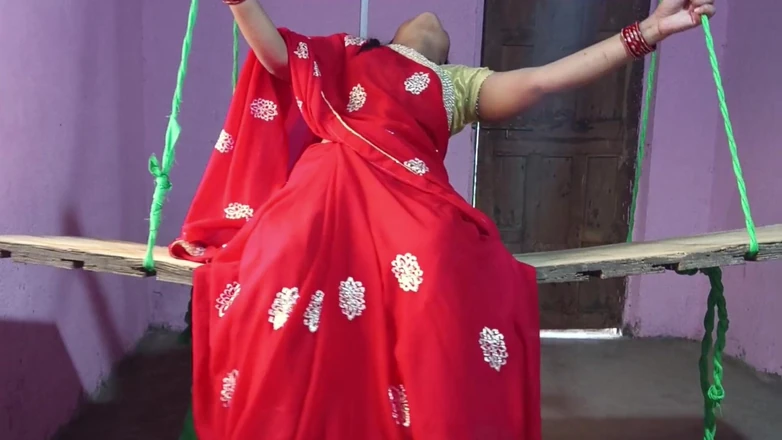 Mumbai Ashu: Bhabhi desi sedang kelihatan menakjubkan memakai saree yang telang, saya...