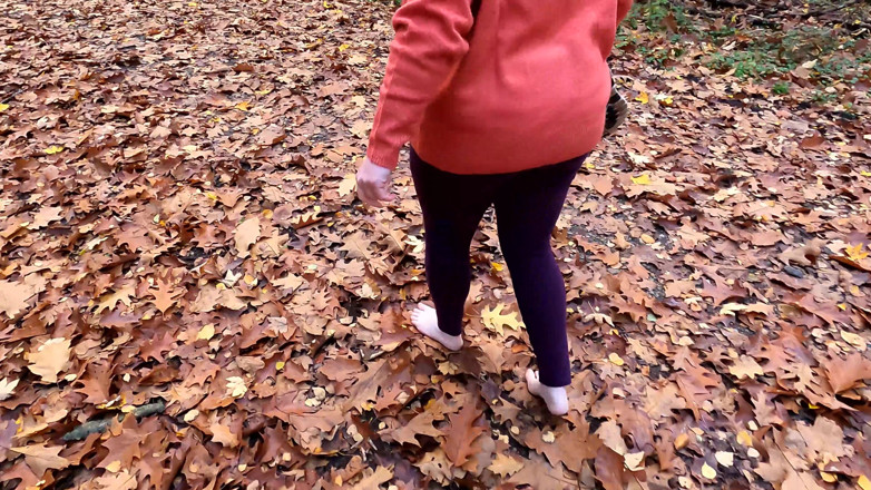 Bouncy Tits Action: Nackt durch den wald gehen, nachdem ihre vagina geklatscht hat