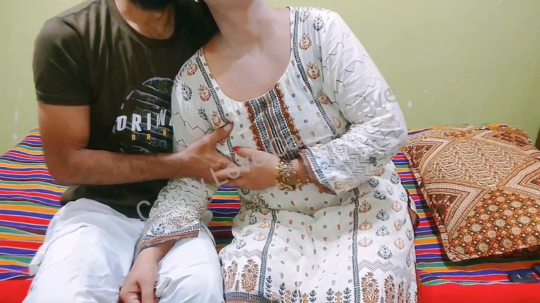 Pakistani CoupleX: Mama vitregă futută în coloană sonoră hindi perfectă