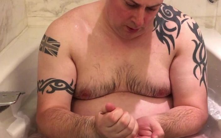 uktattooedchub74: Big Chubby Guy in the Bath