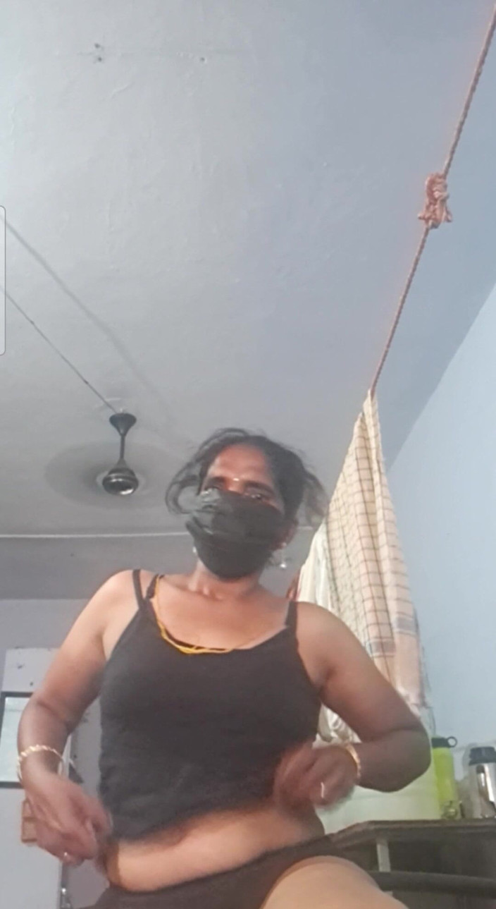 Jayaselvi: Tamil-tante vingerend en urine doorgeven