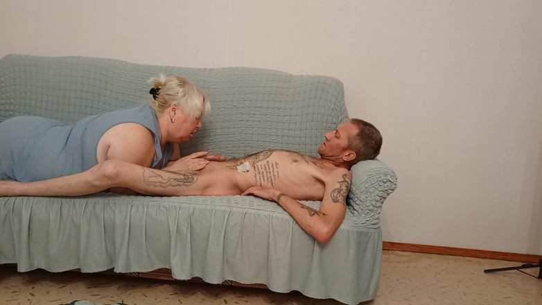 Zona901: Evli kadın komşusun derin sakso çekmesi ve döl yutması izliyor