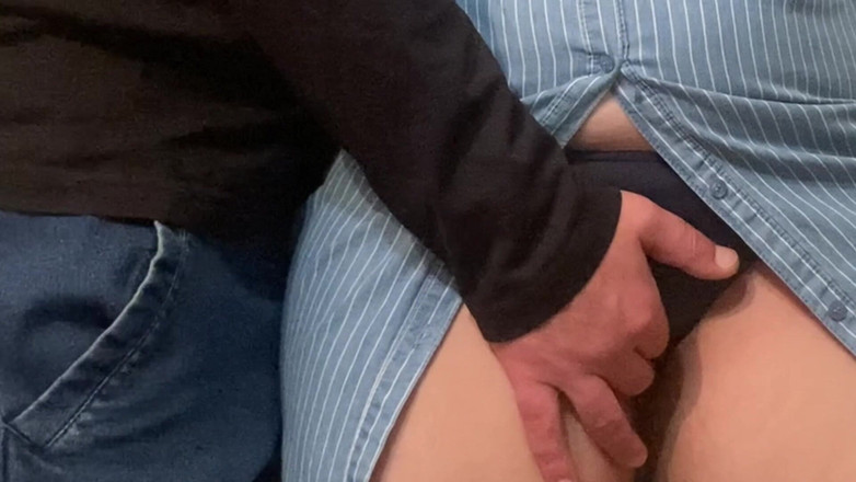 Niki studio: Omg! Cizinec na mě tře jeho ptáka a prstí mi...