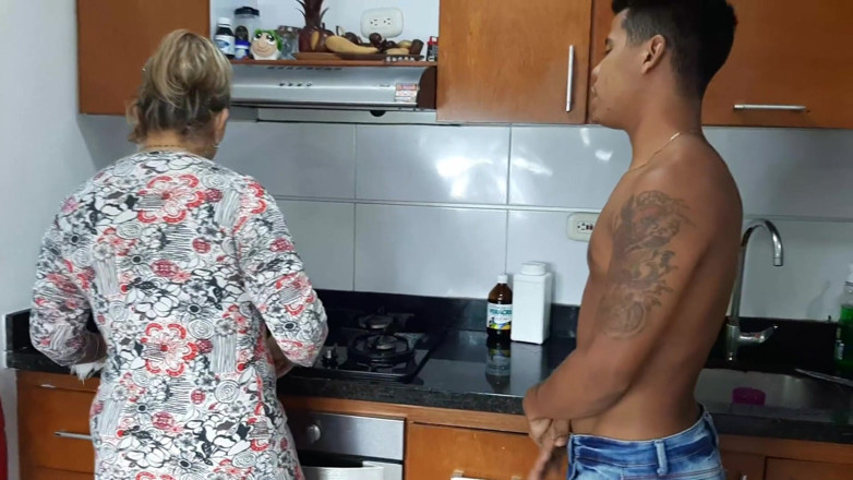 Miller Family: Сексуальний контакт з мілфою - їй подобається, коли я вставляю в неї язик