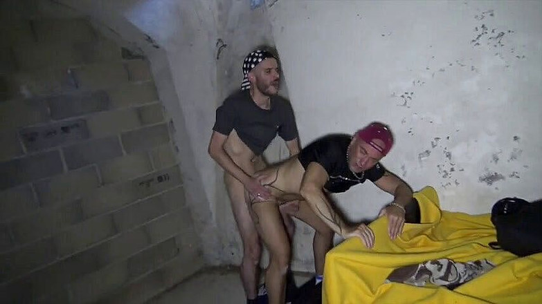 Gaybareback: Kerel zonder condoom geneukt door twink