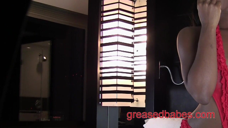 Greased Babes XXX - Greasy Tits and Oiled Asses: 性感的黑人宝贝persia在操她的阴户和菊花后品尝她的假阳具